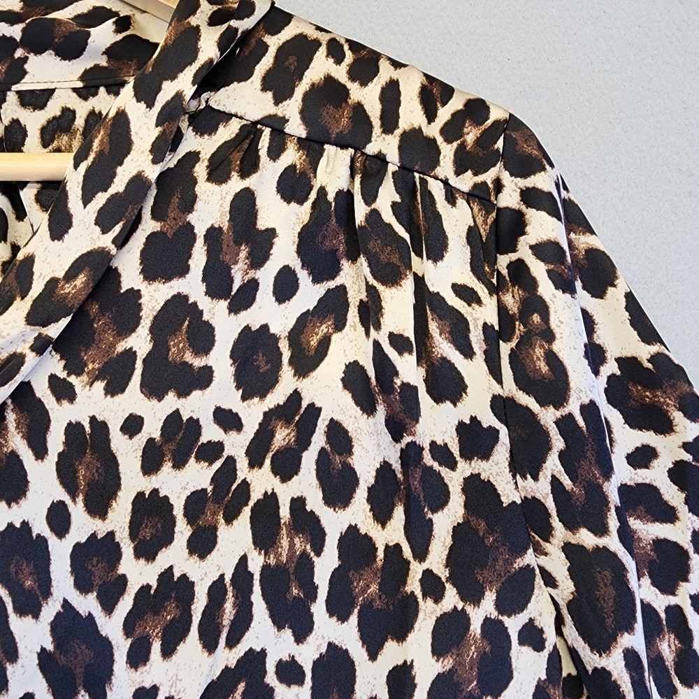 Vince Camuto Leopard Blouse NWT M Silky Tie Neck Pleated Bell Sleeve Boho - Picture 8 of 14